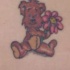 orsacchiotto con fiore tatuaggio colorato
