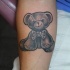 Tatuaje oso Teddy en antebrazo