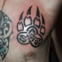 Tatuaje huella de oso en pecho con nudos celticos