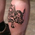 tribale toro tatuaggio sulla gamba