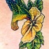 colibri sul fiore giallo tatuaggio