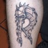 biomech stile lettera r sul braccio tatuaggio