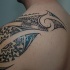 Le tatouage de mécanismes en fer sur l'épaule