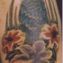 pappagallo ara blu con fiori tatuaggio colorato