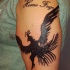 Tatuaje en el brazo, ave negro inexistente
