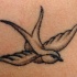Tatuaggio piccolo la rondine che vola