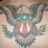 Tatuaje en la espalda, águila americana con el escudo
