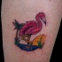 Tatuaje en la pierna, flamenco en el agua