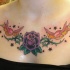 Tatuaggio colorato sul petto gli uccelli & i fiori
