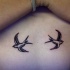 Tatuaggio delicato due uccelli piccoli che volano via