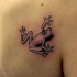 nero e bienco rana con ombra tatuaggio