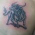 toro nero tatuaggio sulla schiena