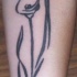Le tatouage minimaliste de calla lys