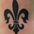 Tatuaje flor de lis tinta negra