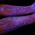 fiamma e trafori uv inchiostro tatuaggio sulle braccia