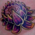el tatuaje en color morado muy vivo de una flor de loto