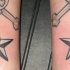 el tatuaje  simetrico de las estrellas nauticas con calaveras