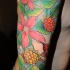 Flores brillantes tatuaje en la manga