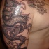 Le tatouage de dragon asiatique impressionnant en noir