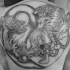 Le tatouage de la lutte épique de tigre avec un dragon en noir