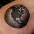 pianetta terra in bianco enero tatuaggio
