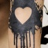 spruzzo nero con cuore bianco tatuaggio