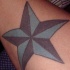 Pentagramma blu e nera tatuaggio
