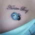 Le tatouage de coccinelle bleue avec une inscription Hunter bug