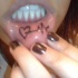 Tatuaje en el labio interior, palpitación de corazón