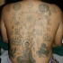 Le tatouage de Tibétain native bouddhiste avec un mantra sur tout le dos