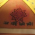 buddhista mantra con fiore loto tatuaggio