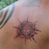 simbolo buddhista con mantra tatuaggio