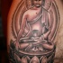 Le tatouage de Bouddha en méditation à l'encre noir