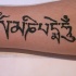 indu' buddista mantra tatuaggio sulla mano