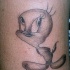Tatuaje del pájaro Tweety con nimbus.
