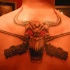 toro cranio con pistole tatuaggio sulla schiena