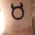 toro simbolo su polso tatuaggio