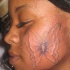 Le tatouage de papillon sur la joue