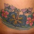 Precioso tatuaje, mariposas con flores en color