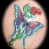 splendida farfalla con rosa tatuaggio colorato