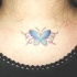 farfalla blu sulla nuca tatuaggio