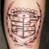 Logo de Cadillac en la pierna tatuaje en tinta negra