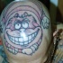 Tatuaje en la cabeza del Gato de Cheshire