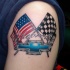 patriotico chevrolet logo le bandiere tatuaggio sulla spalla