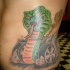 Le tatouage de serpent sur les roues en couleur