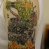 Le tatouage d'orc vert et noir sur une voiture de courses en flamme