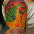 Le tatouage de Godzilla vomant le feu sur les voitures