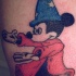 Mickey Mouse ensayando magia