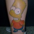 Enorme tatuaggio sulla gamba Bart Simpson