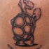 Simpático tatuaje de la tortuga del dibujo  animado
